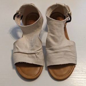 True Craft Canvas Sandals size 9.5
